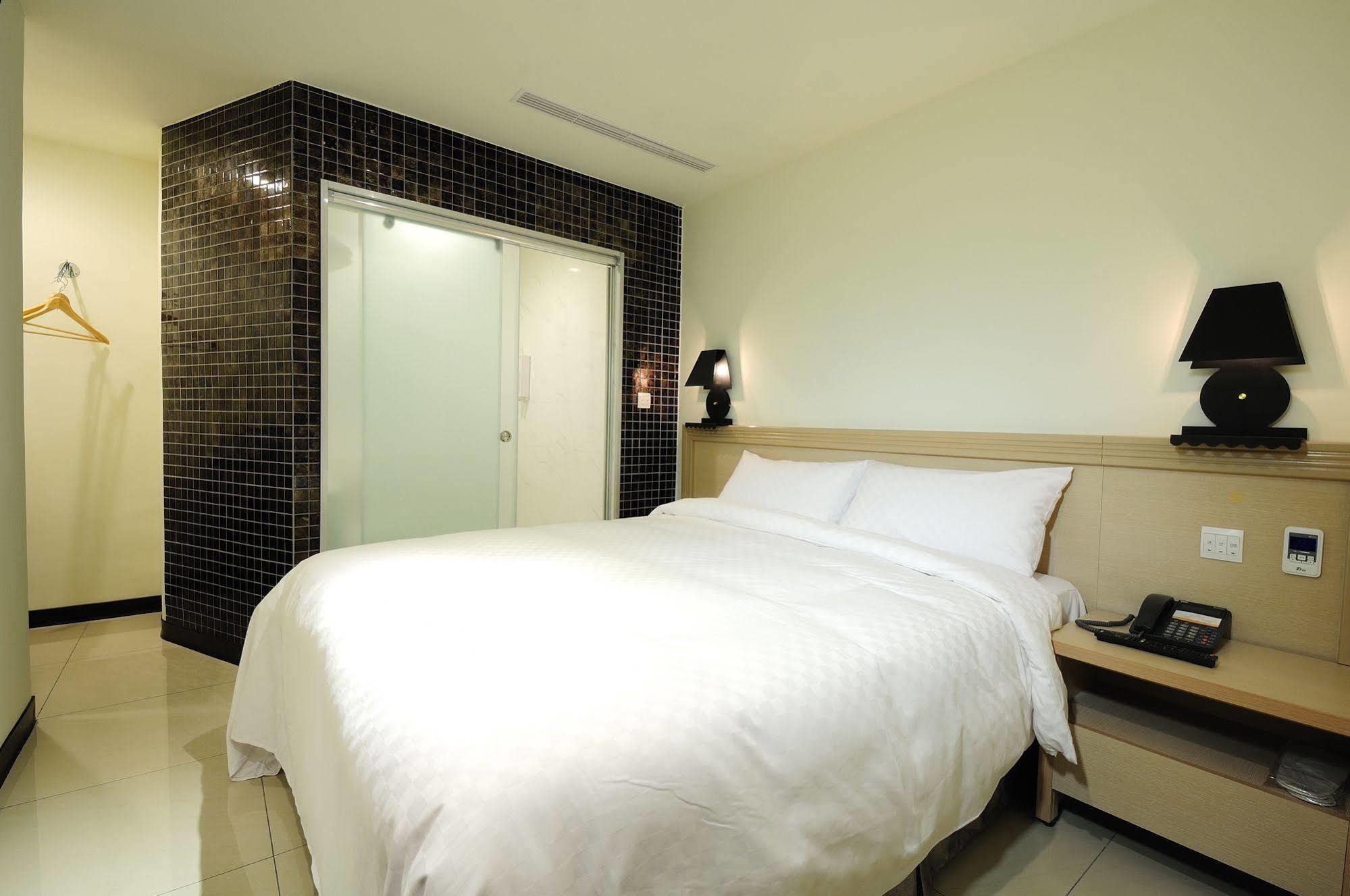 Bravo Hotel Taichung Exterior foto