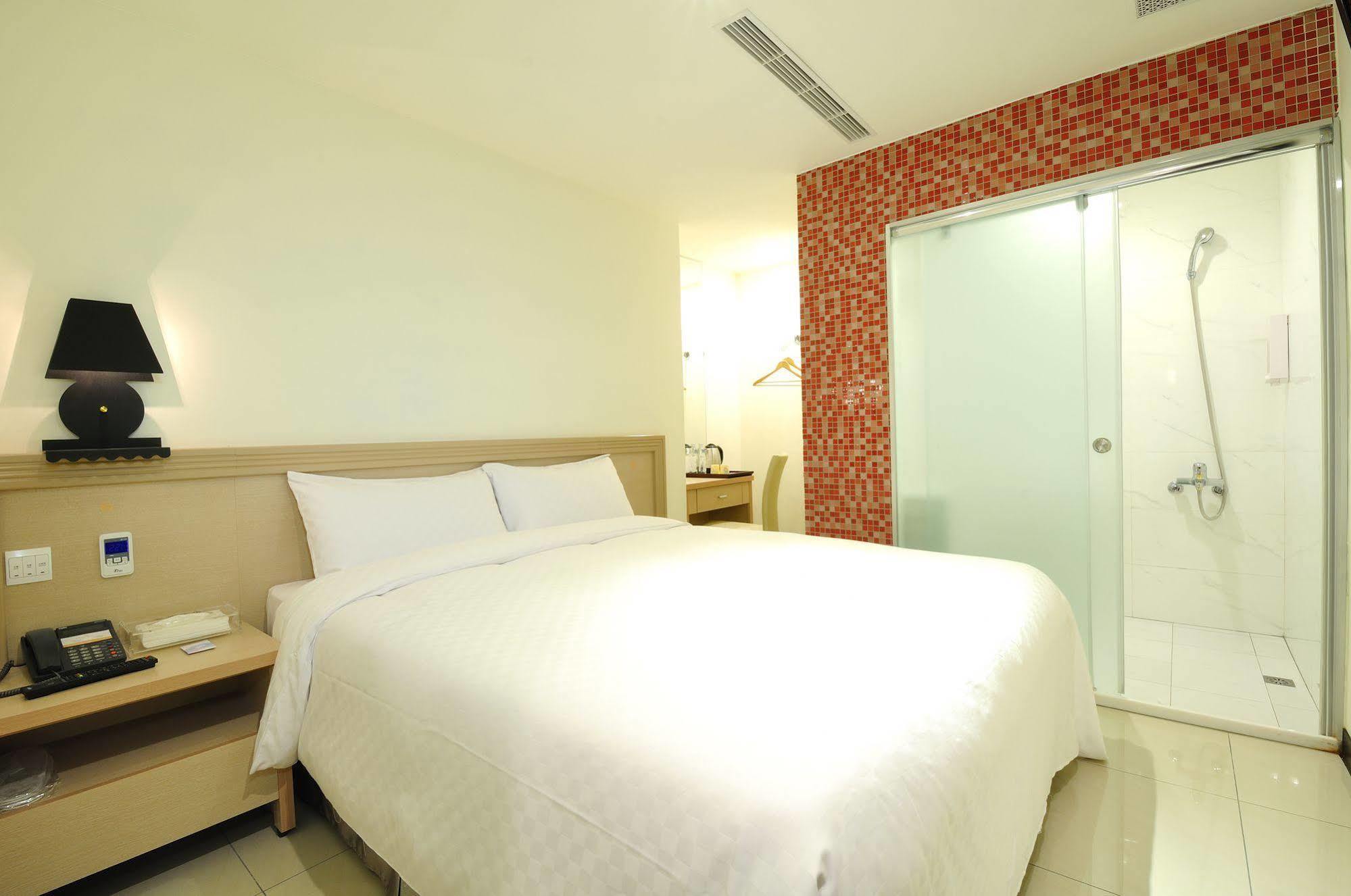 Bravo Hotel Taichung Exterior foto