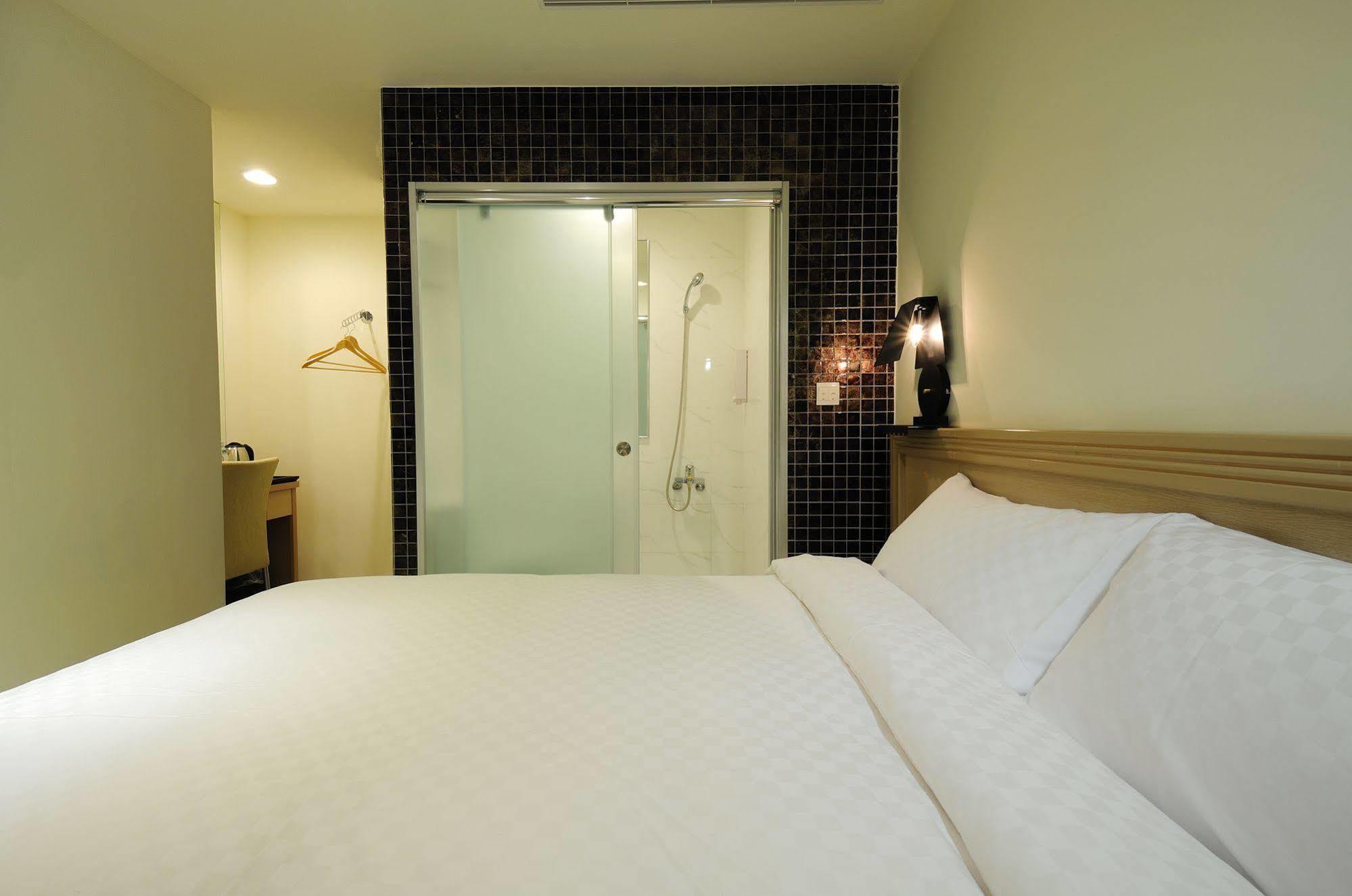 Bravo Hotel Taichung Exterior foto